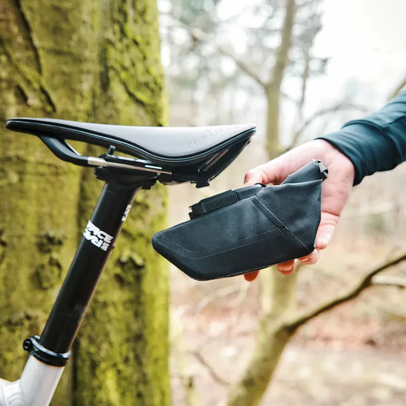 Fidlock Pinclip Small Saddle Bag w/Base in Black-3