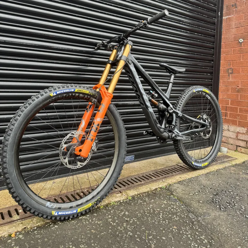 Pivot Cycles 2023 Phoenix 29 Ex-Team Bike Pro Saint / Carbon Wheels