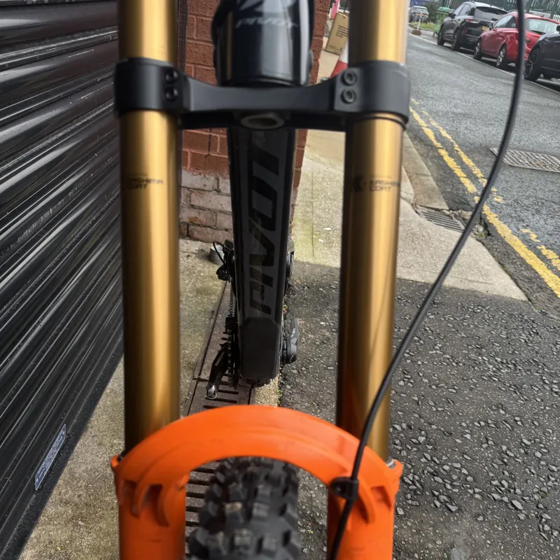 Pivot Cycles 2023 Phoenix 29 Ex-Team Bike Pro Saint / Carbon Wheels-4