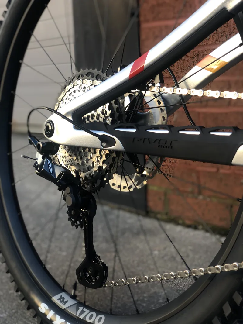 Pivot Cycles Firebird 29 Pro XT XTR Air Silver Sunset-5