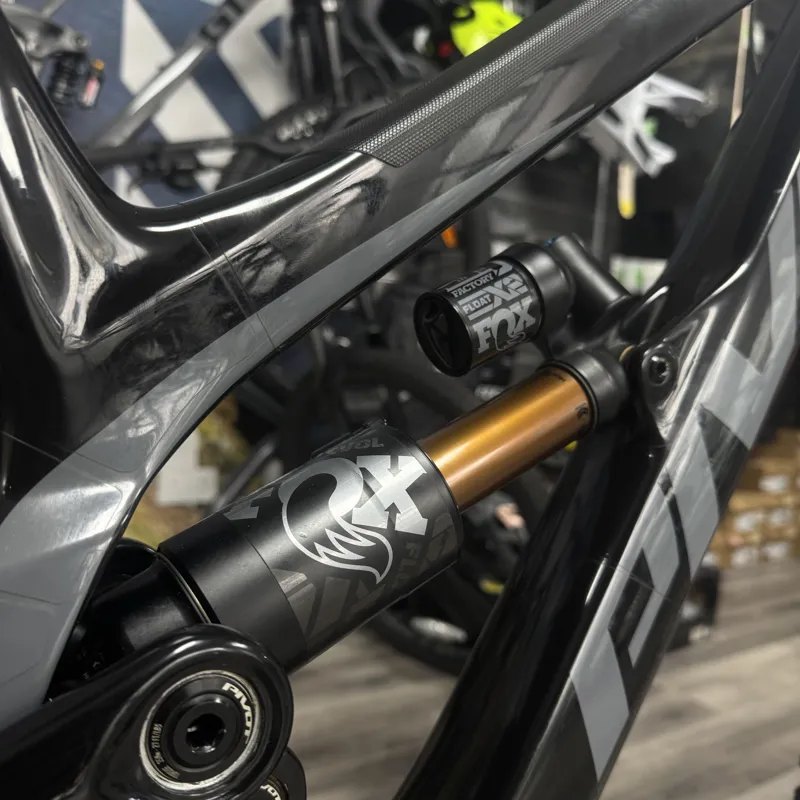 Pivot Cycles 2023 Phoenix 29 Ex-Team Bike Pro Saint / Carbon Wheels-3