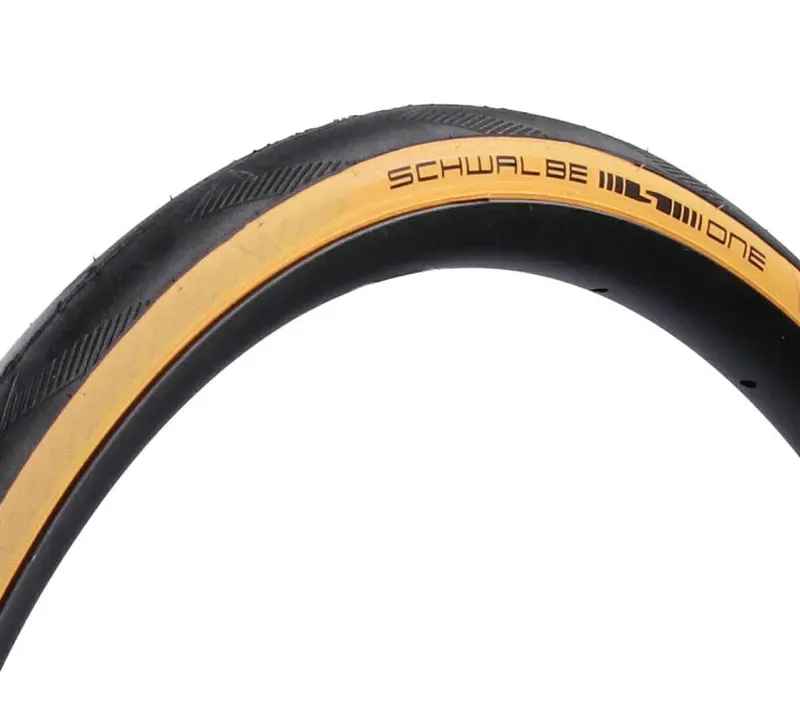 One Performance Line Black/Skinwall 700x2